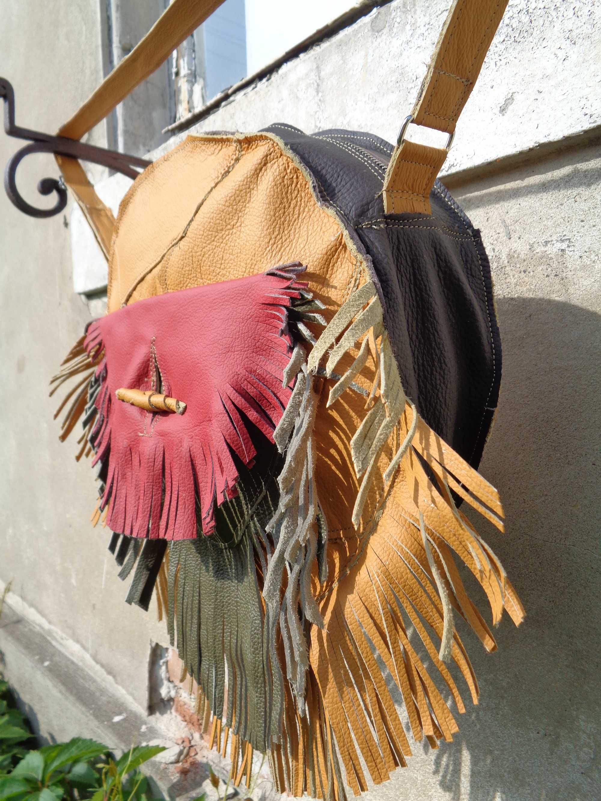 Artystyczna skórzana okrągła torebka z frędzlami. Handmade