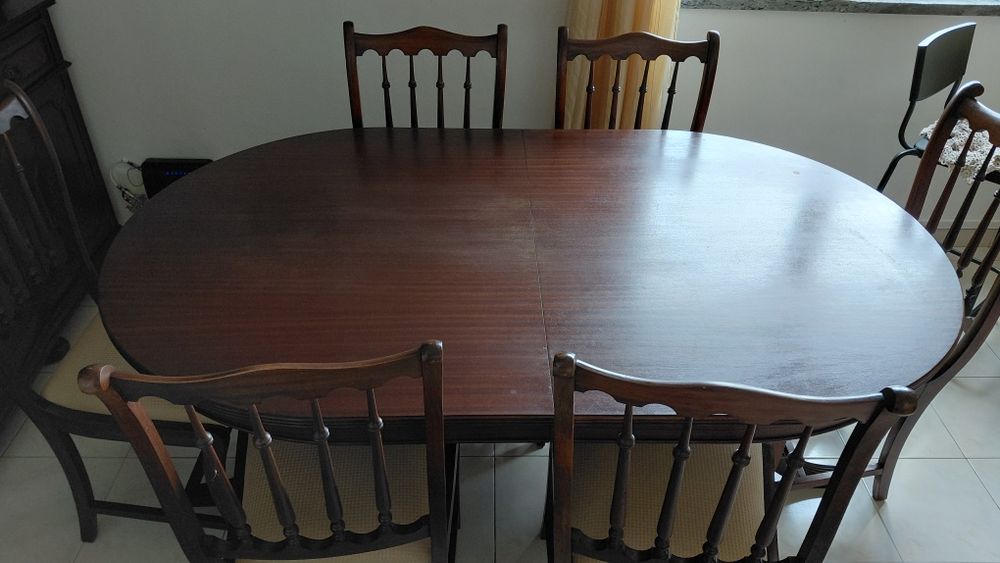 Mesa de sala em mogno.
6 cadeiras
Mesa fechada de 1,60m×1m
Mesa aberta