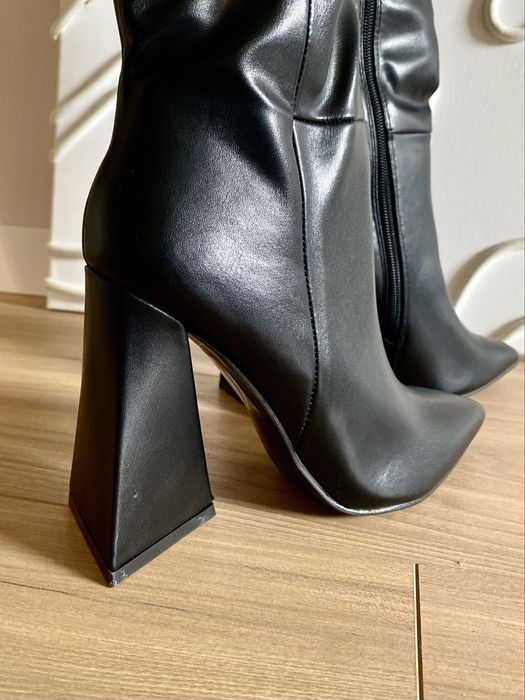 Kozalo czarne z szeroką cholewką na skupku hit jesieni