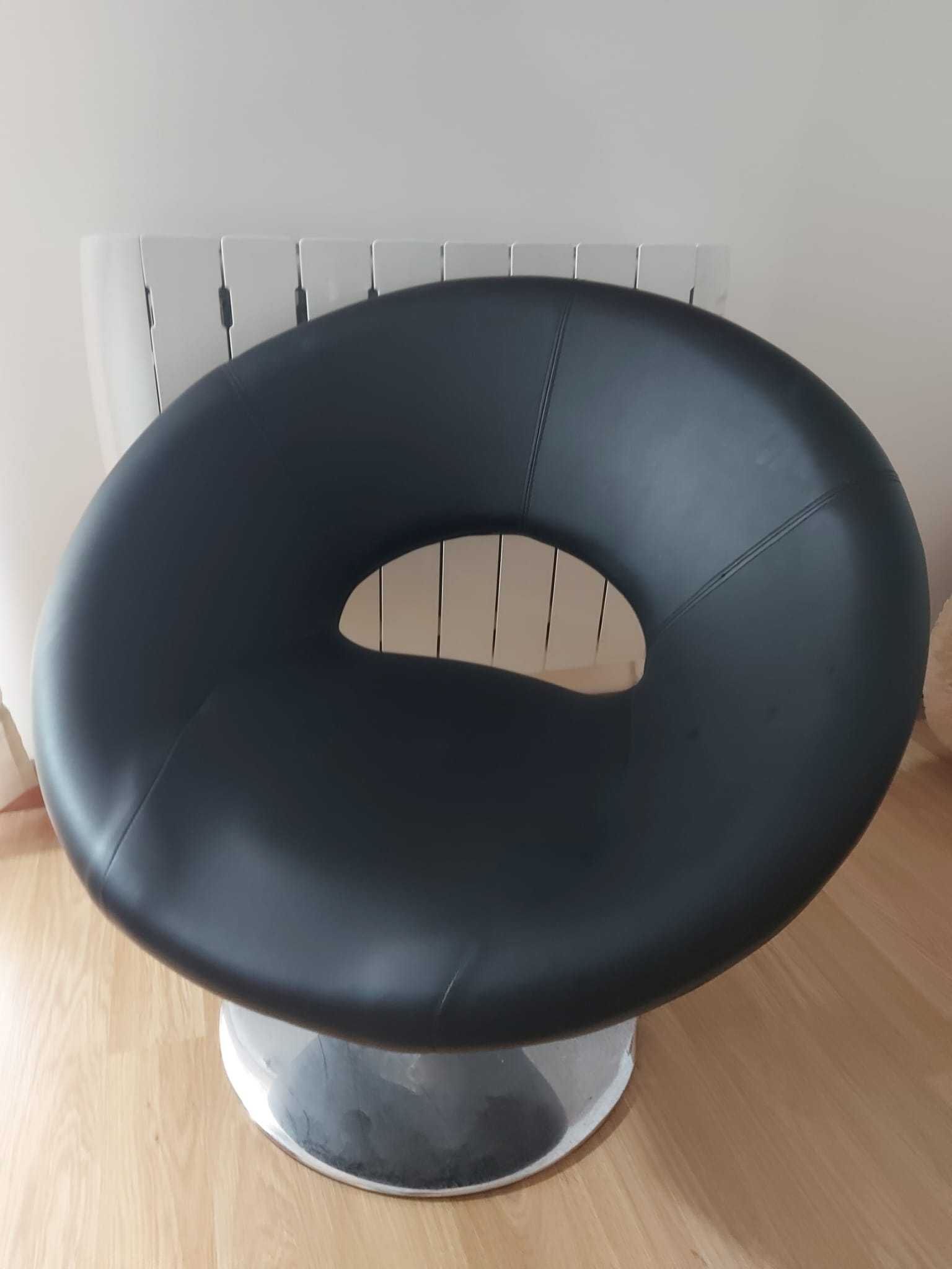 Cadeira preta rotativa