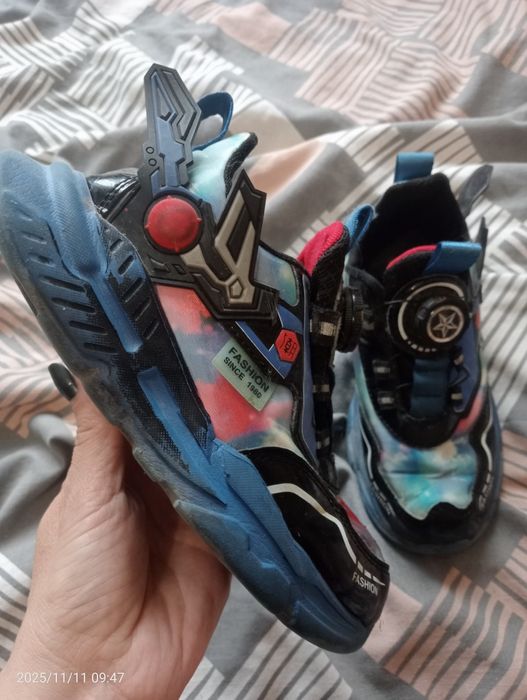 Різне взуття для дітей