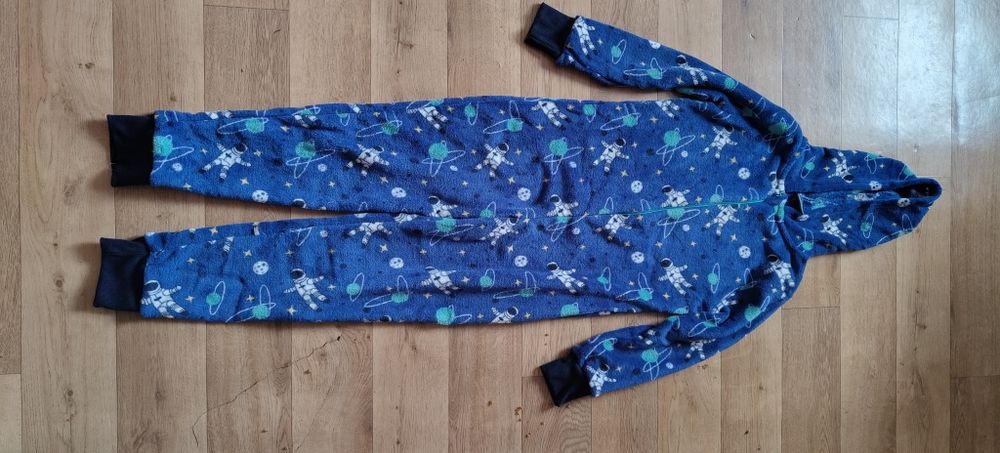 Sprzedam piżamę dziecięcą.