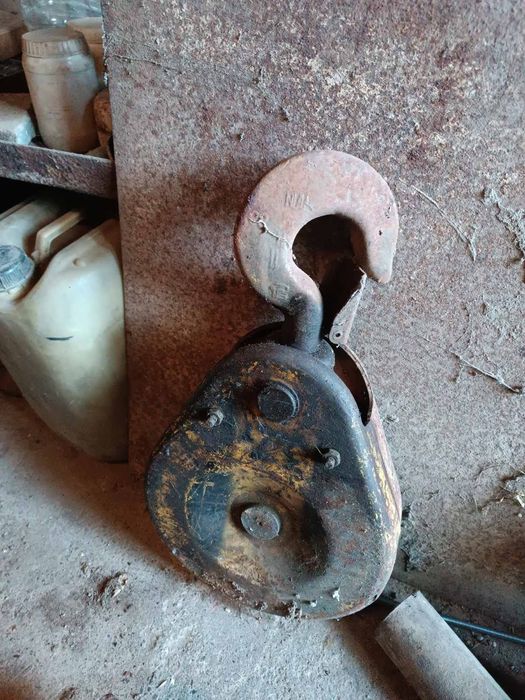 Продається тельферний гак.