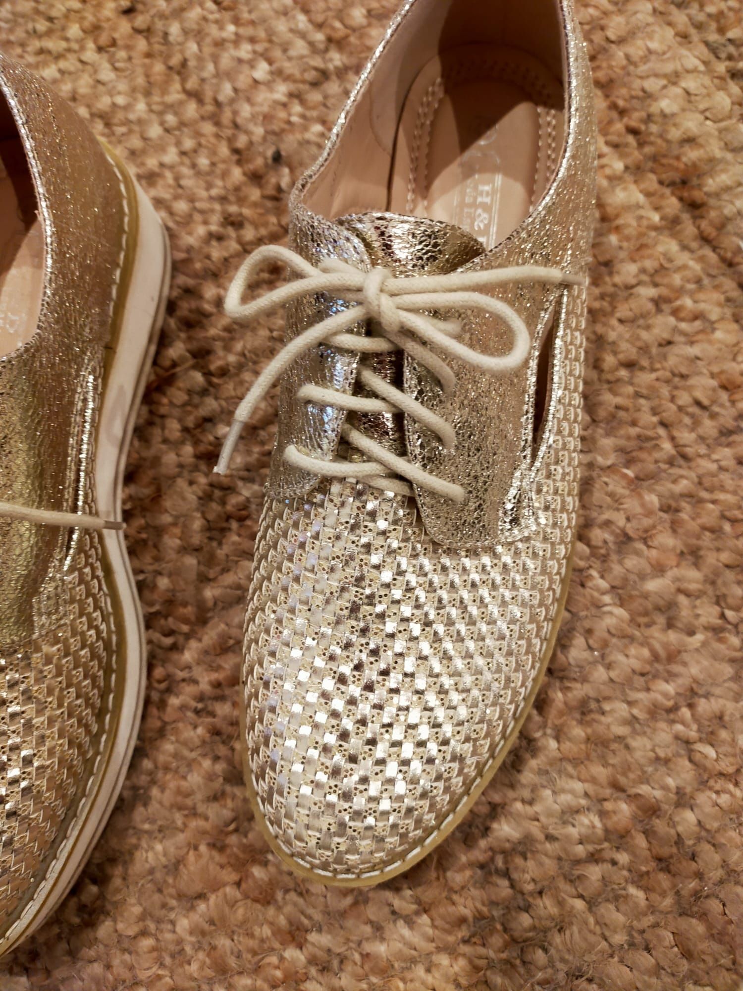 Vendo Sapatos em pele cor dourada