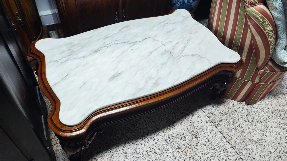 Antiga mesa de centro em madeira e pedra mármore