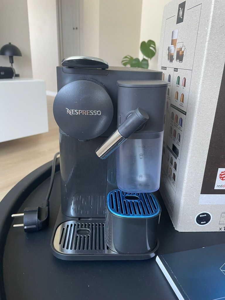 Ekspres DELONGHI Nespresso Lattissima One