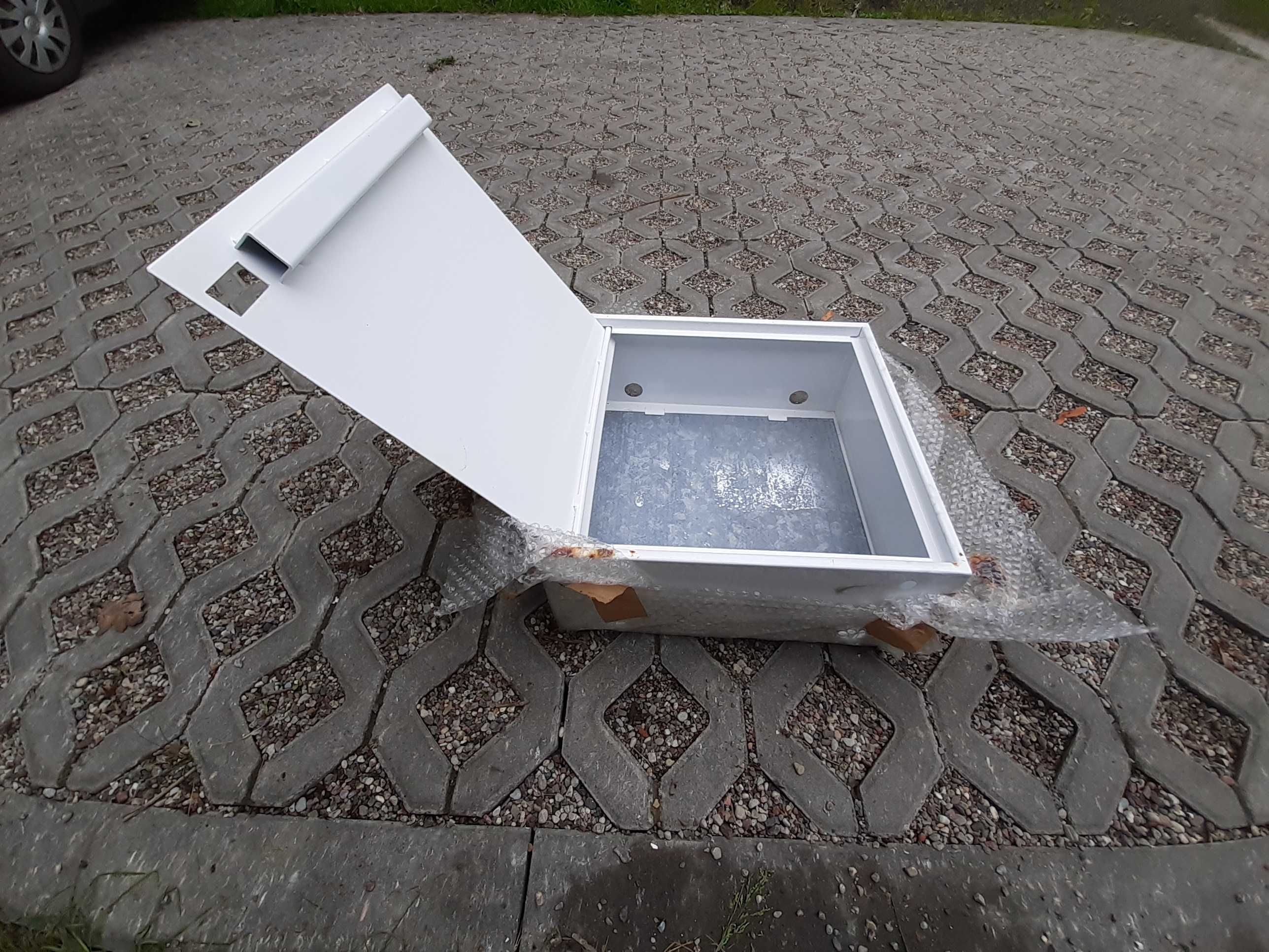 Korytka kablowe + puszki elektryczne małe i duże