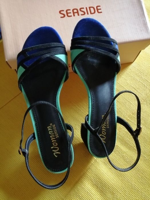 Sandália azul de senhora
