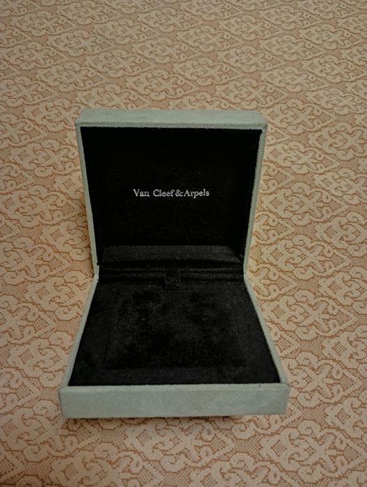 Упаковка Van Cleef с насечками под цепочку или серьги-гвоздики.