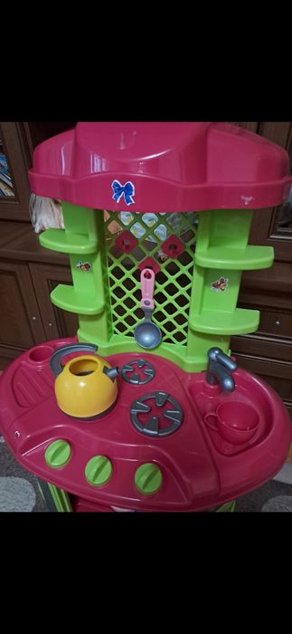 Дитяча кухнЯ з посудом.