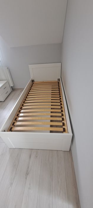 łóżko z materacem