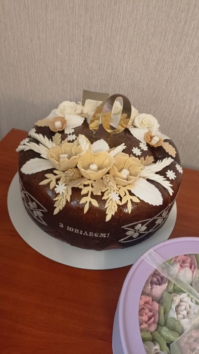 Коровай святковий, коровай ювілейний, шишки весільні, паска домашня.