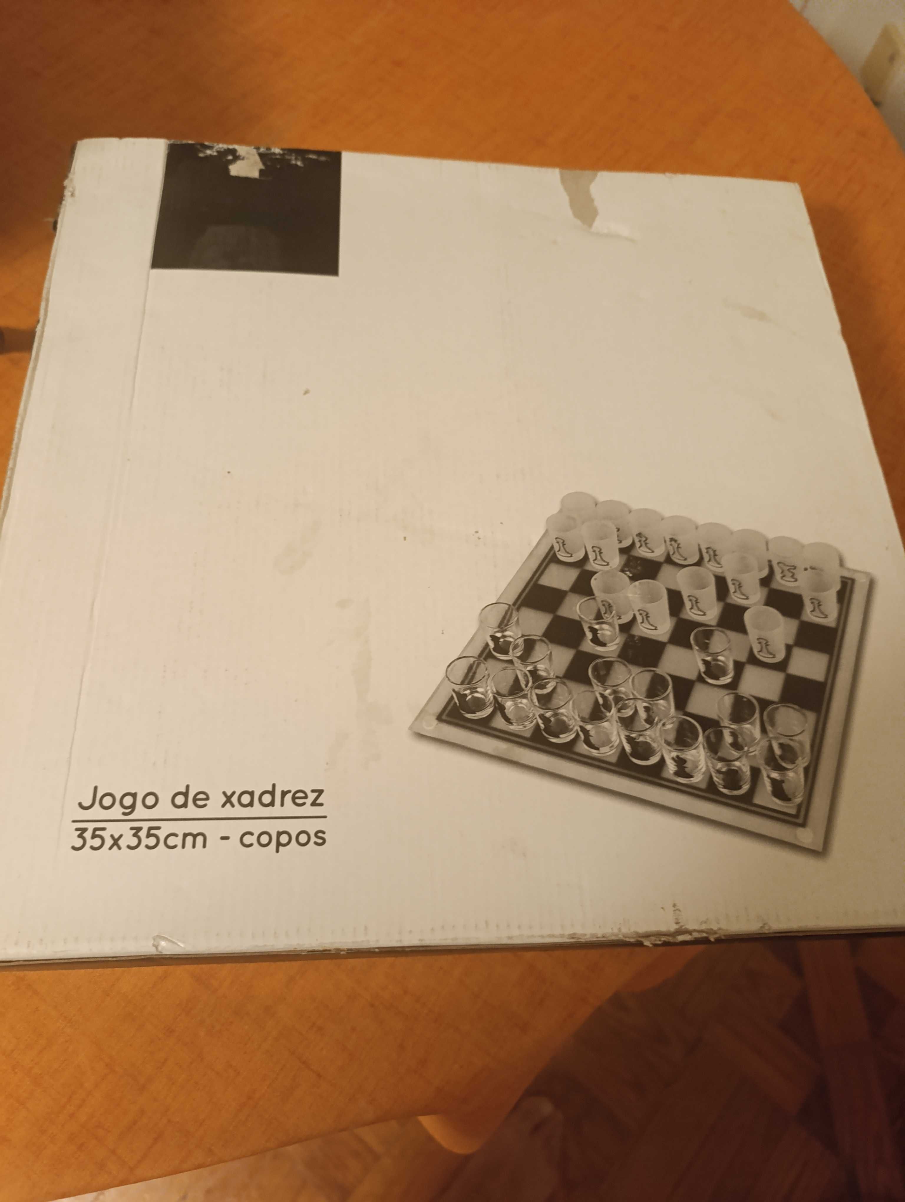 Xadrez com copos de vidro