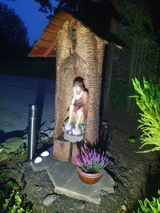 Drewniana kapliczka rzeźbiona