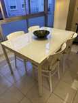 Vende-mesa com 4 cadeiras. So aceito dinheiro ou MBWay