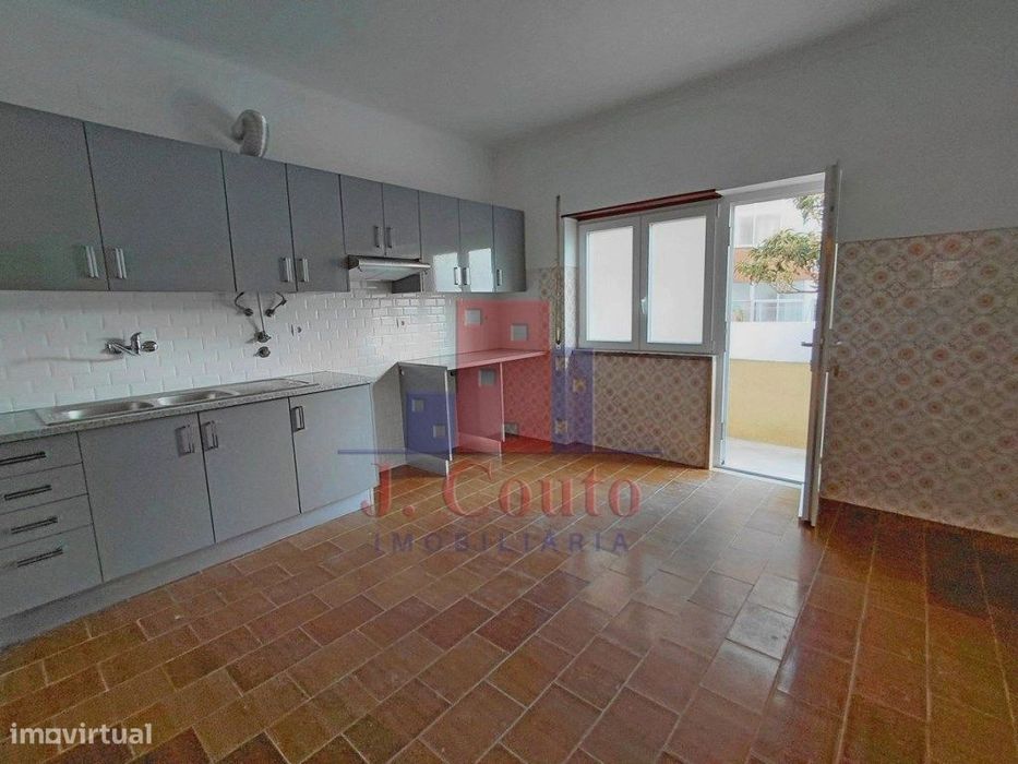 Apartamento T2 com quintal para arrendamento em Caldas da Rainha
