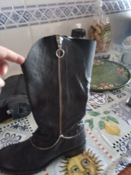 Botas cano alto Pretas em pele Charles N 36 NOVAS