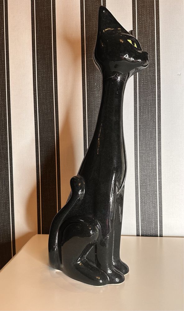 Статуетка,котик чорного кольору,висота 70 см.
