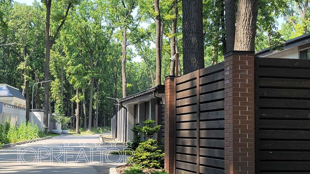 Продам участок  15 соток в коттеджном посёлке Роял Клаб лесопарк