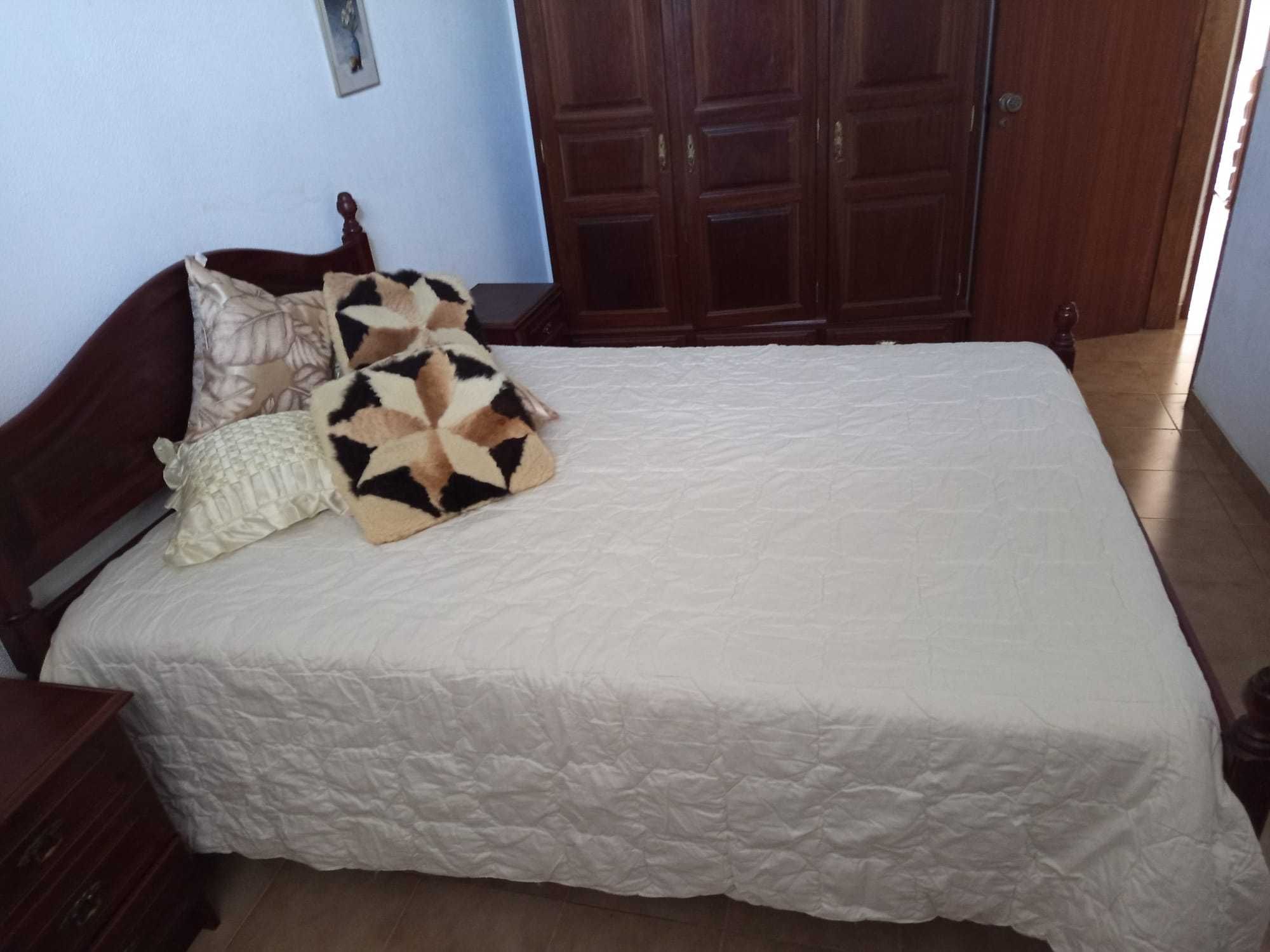 Cama Casal com Estrado