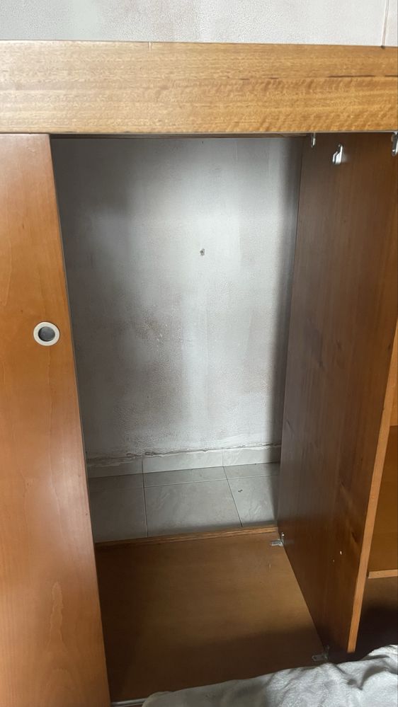 Cama madeira maciça com guarda fato embutido por baixo.