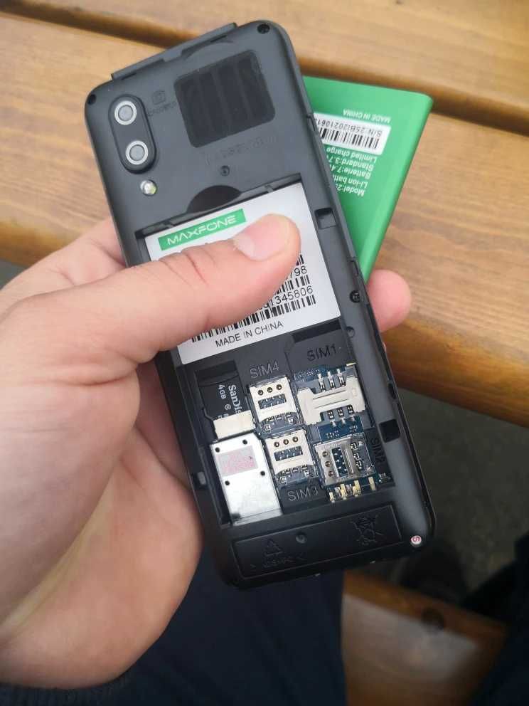 Кнопочный мобильный телефон на 4 Sim карты (все активны) 2,8 экран