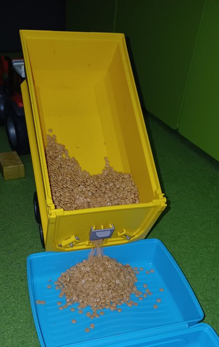 Duży traktor z przyczepą i ziarnem playmobil 70131 country