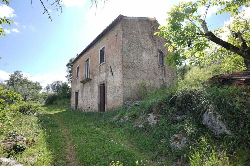Casa de pedra com terreno junto de riacho - Penela