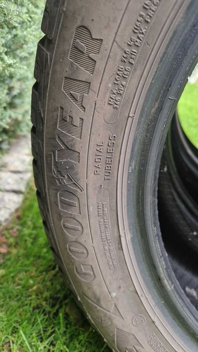 Opona zimowa Goodyear UltraGripPerformance 215/55R17