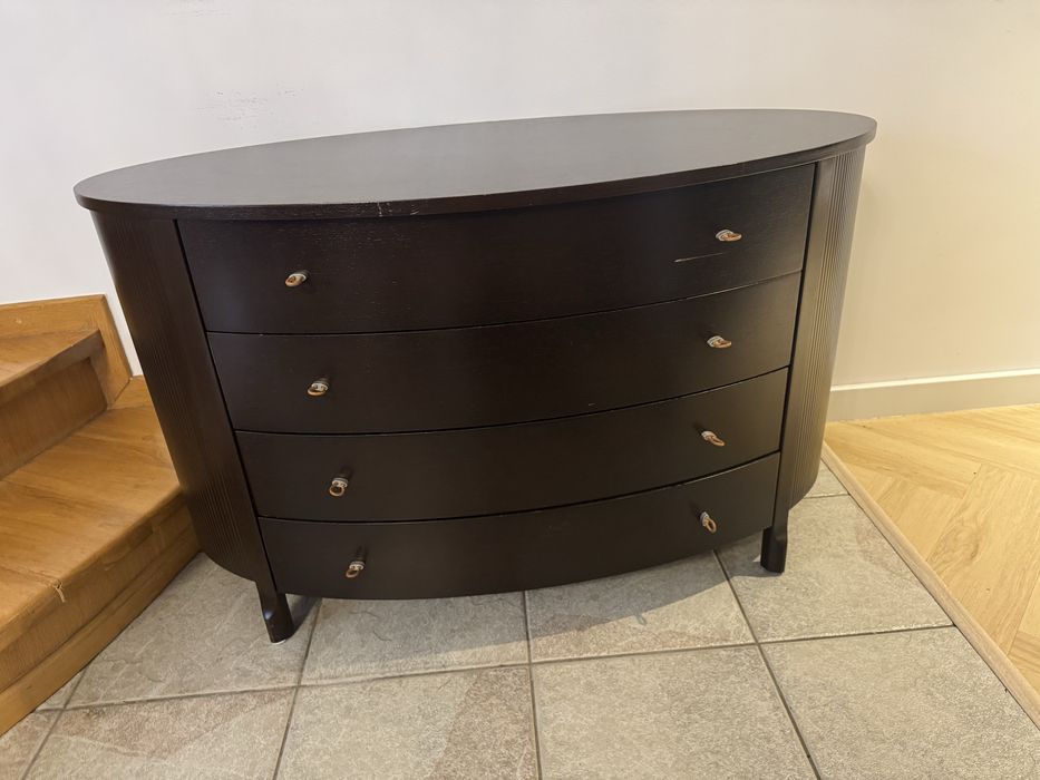 Komoda rattan owalna z wazonami