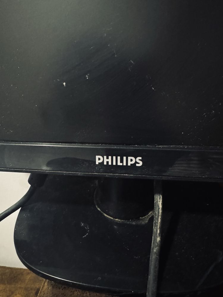 Monitor komputerowy philips z kablami