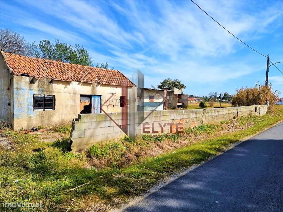 Terreno com casa em Ruinas