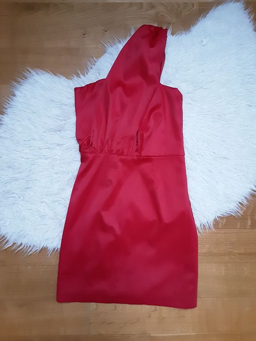 Czerwona sukienka na jedno ramię