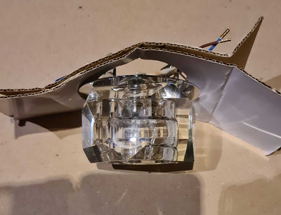 Sprzedam oprawy do sufitów podwieszanych