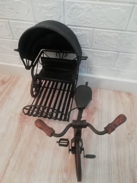 Bicicleta com chareet muito antigo