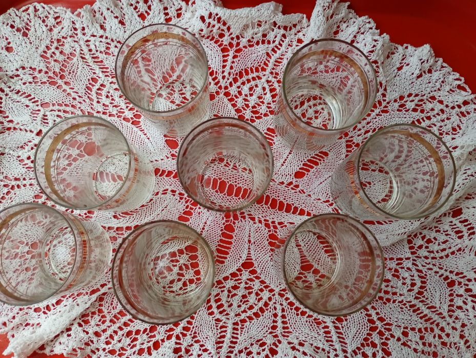 Скляні чарки із золотавим обідком