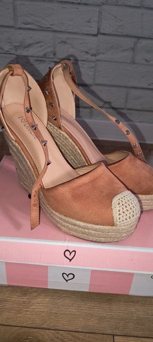 Buty na koturnie
