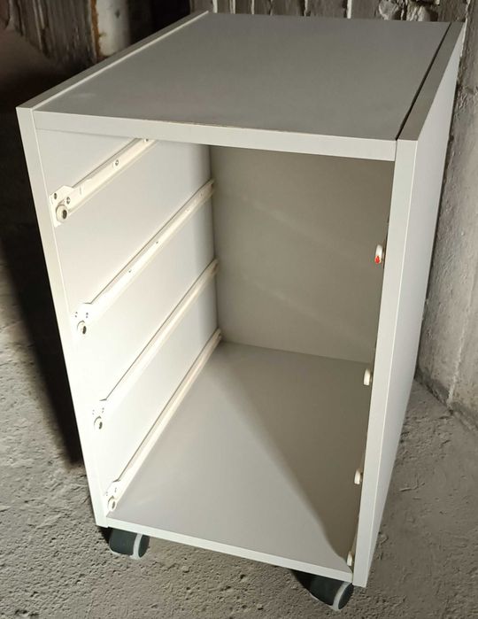 szafka na kółkach z czteroma szufladami