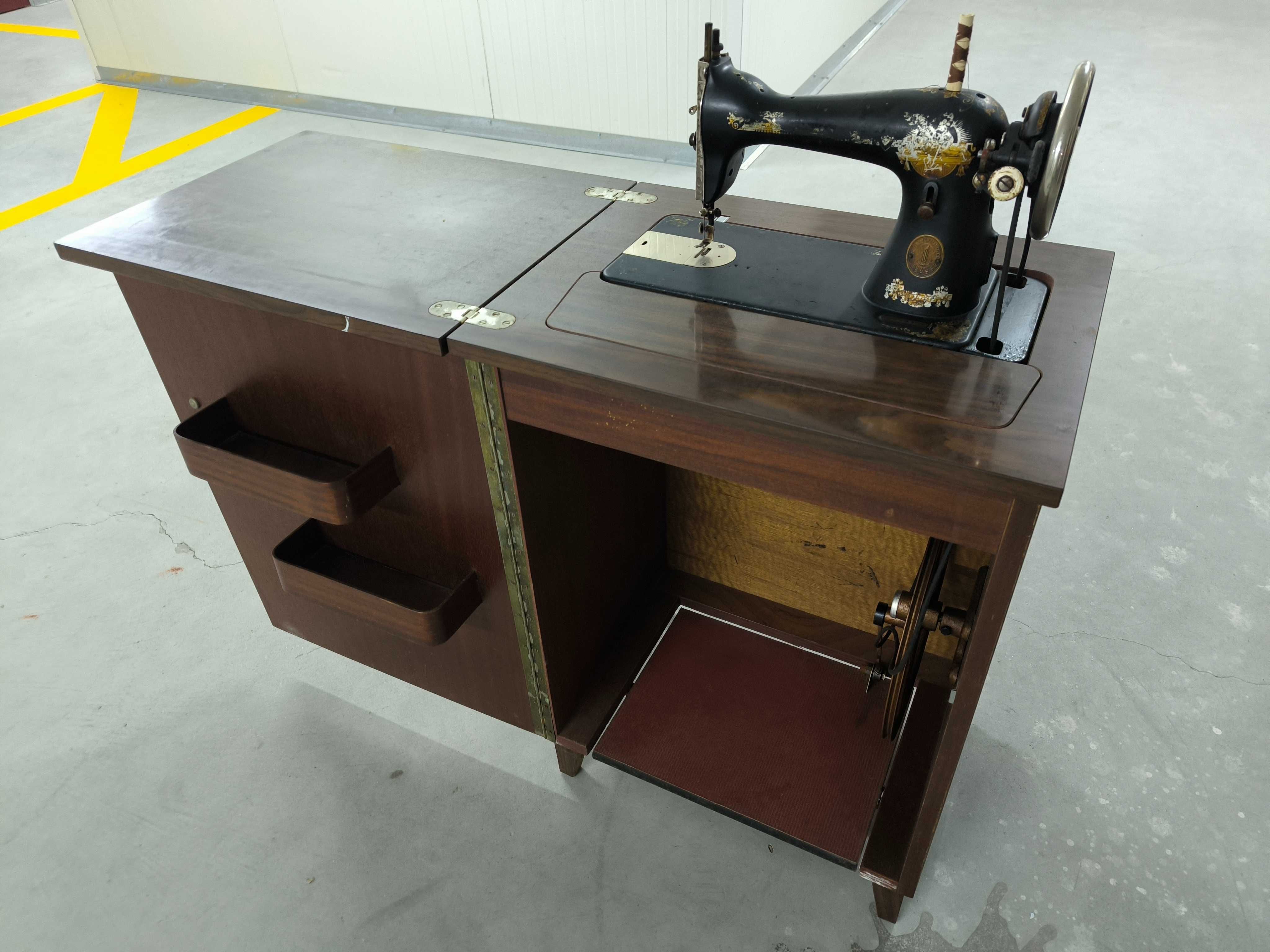 Máquina de Costura Antiga