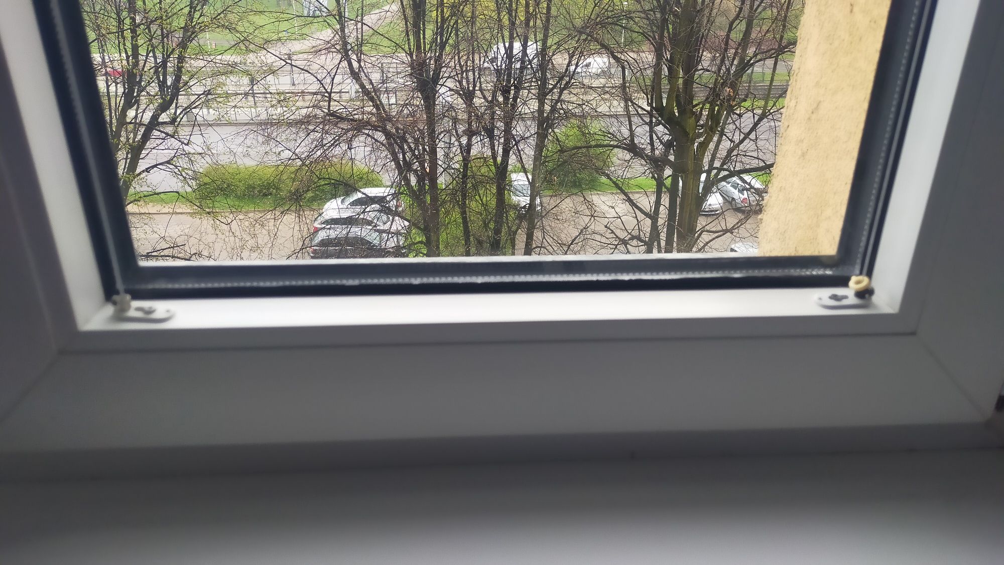 Białe żaluzje wewnętrzne