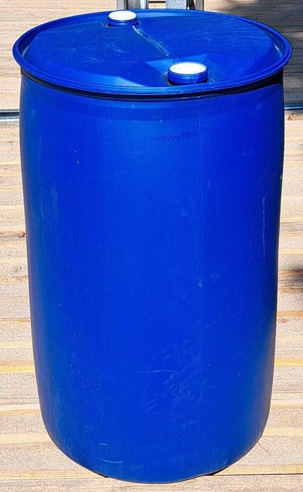 Beczki plastikowe 200 litrów z korkami.