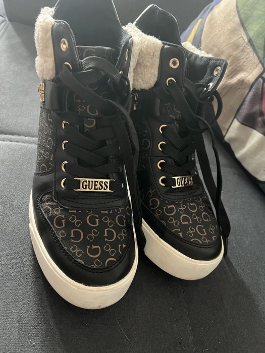 Snakersy na koturnie  Guess 38