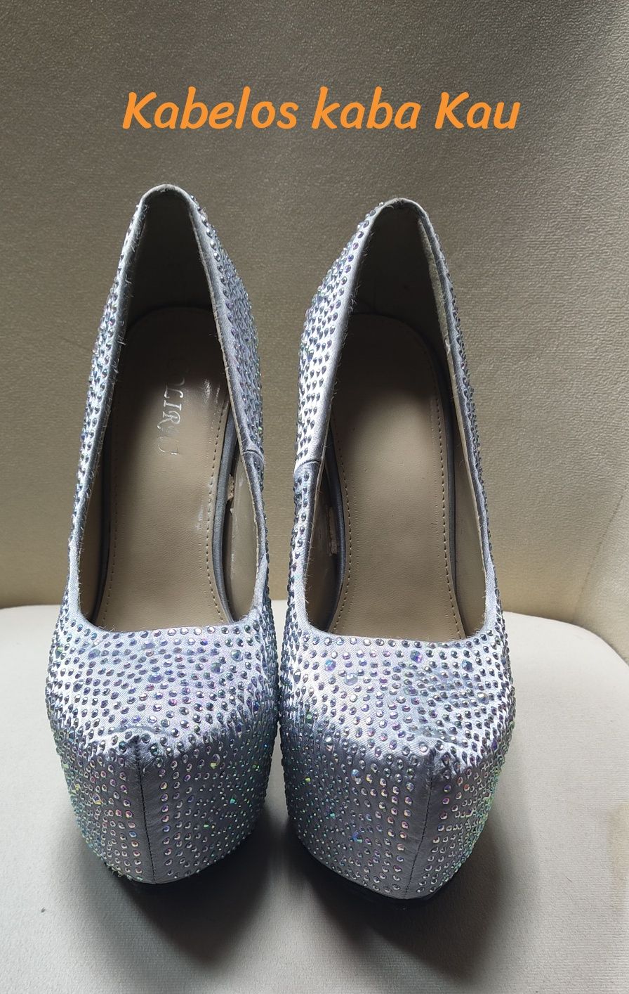 Sapatos altos de qualidade