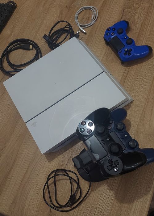 Konsola PS4 + 3 Pady + stacja ładująca do padów