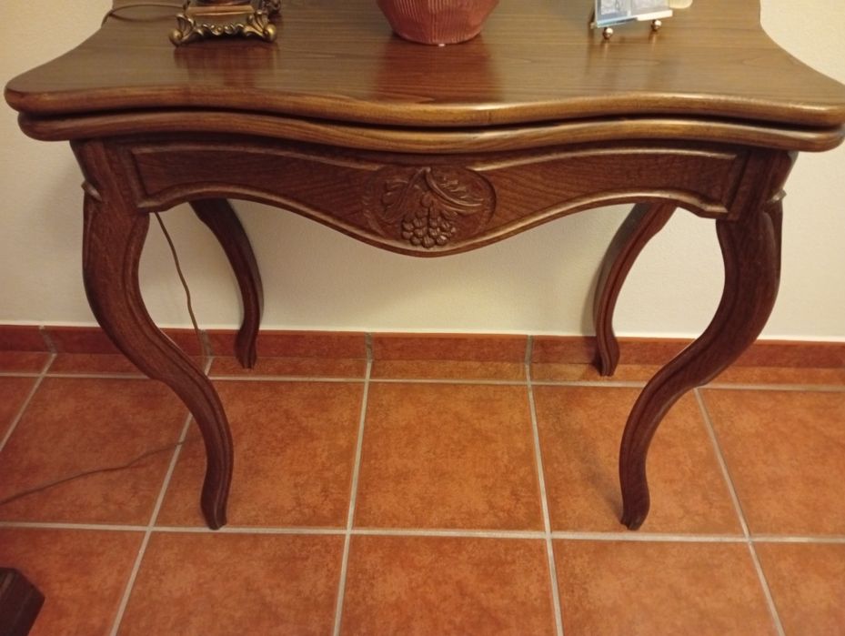 Mesa de jogo em madeira de castanho