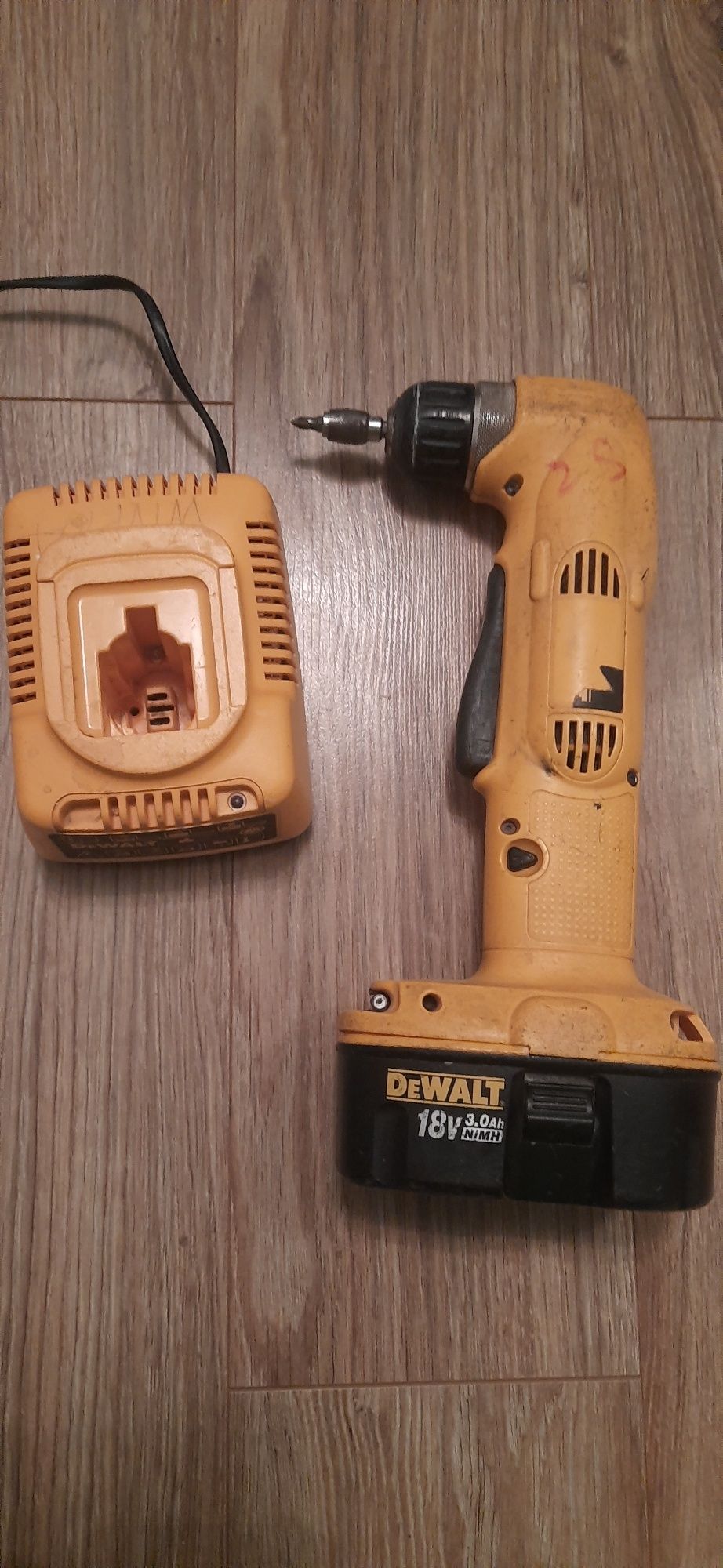 Wiertarko-wkrętarka kątowa DeWalt DW960