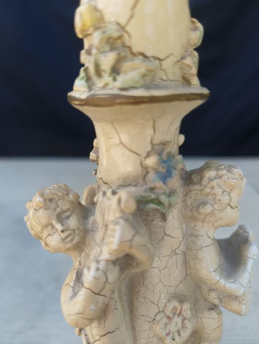 Stylowa lampka na zdobionej podstawie