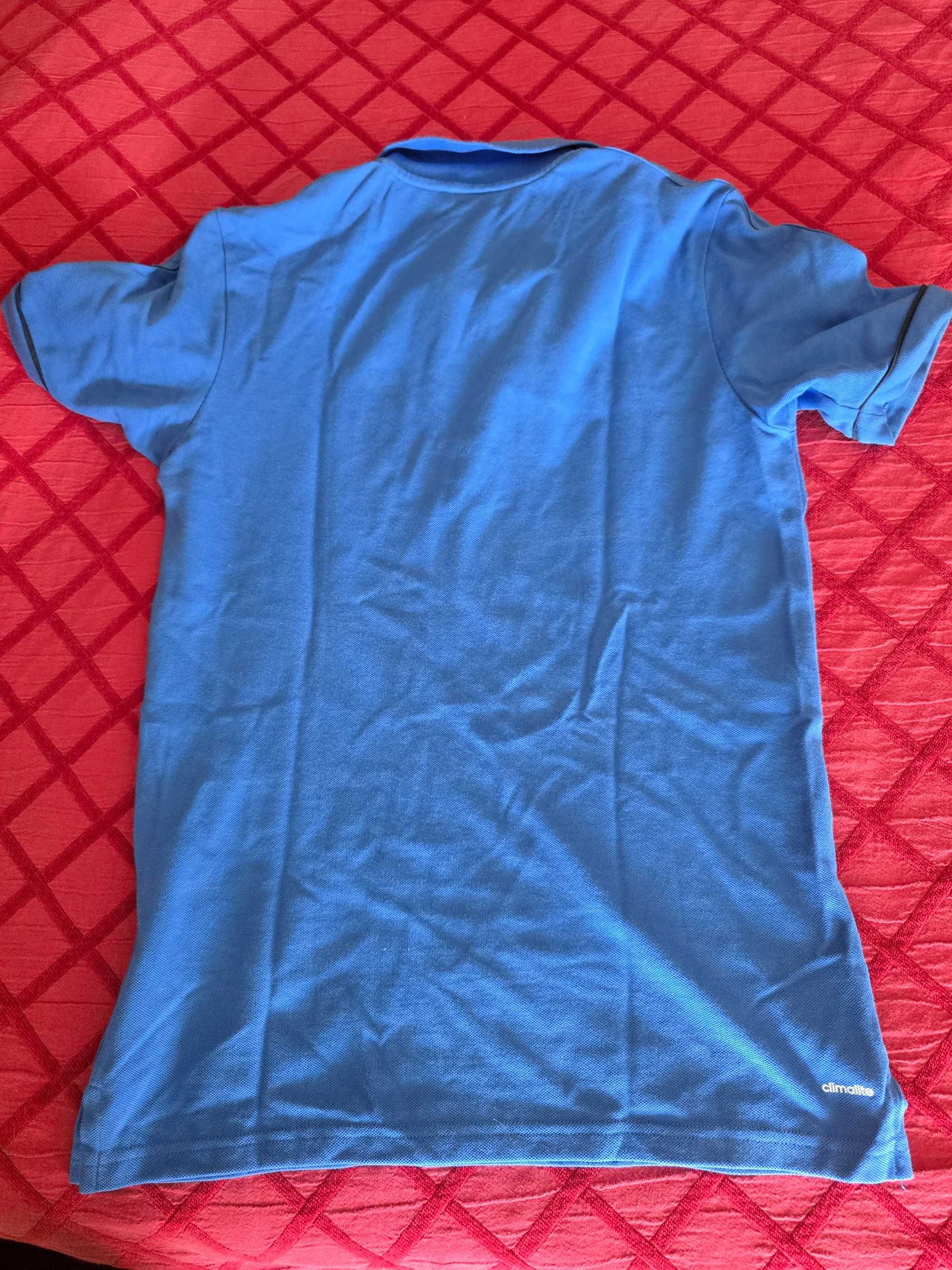 Polo Adidas, cor Azul, tamanho S, em bom estado.