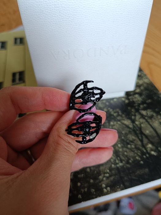 Pierścionek regulowany na Halloween obrączka ręka kościotrupa czaszki