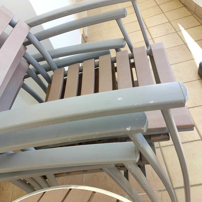 Mesa e 4 cadeiras de exterior em alumínio e madeira